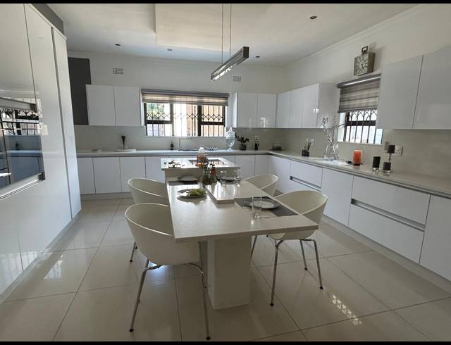 4 BEDROOM HOUSE FOR SALE IN OOS EINDE